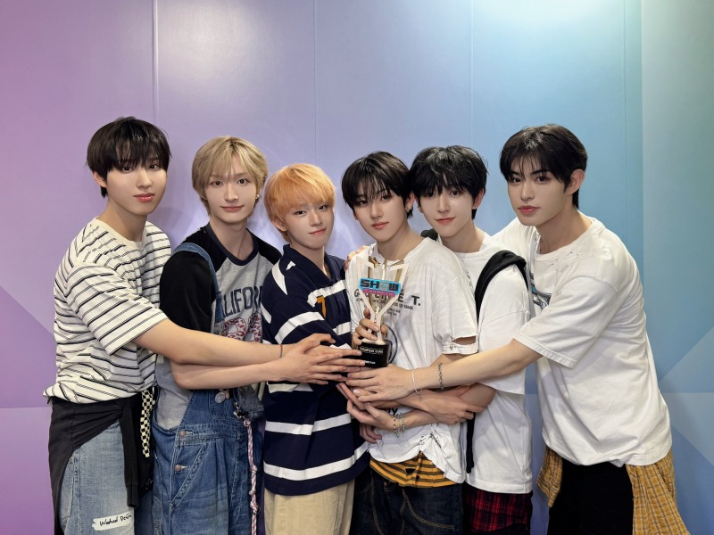 킥플립 데뷔 첫 음악방송 1위 이미지 (왼쪽부터 주왕, 동화, 케이주, 계훈, 동현, 민제).JPG