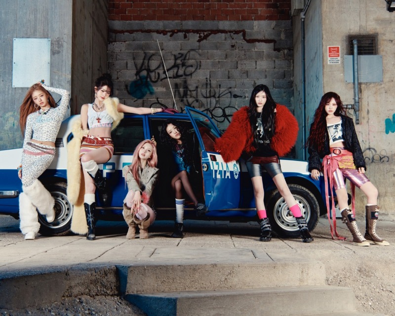 08_아이브 정규2집 REVIVE+ 콘셉트 포토 공개_사진 (단체) (2).jpg