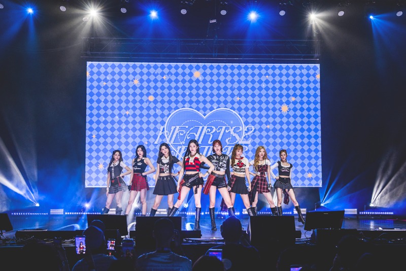 하츠투하츠 LA 쇼케이스 이미지 2.jpg