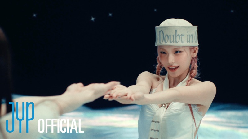 ITZY 타이틀곡 'Motto' 뮤직비디오 티저 1 섬네일 이미지.jpg