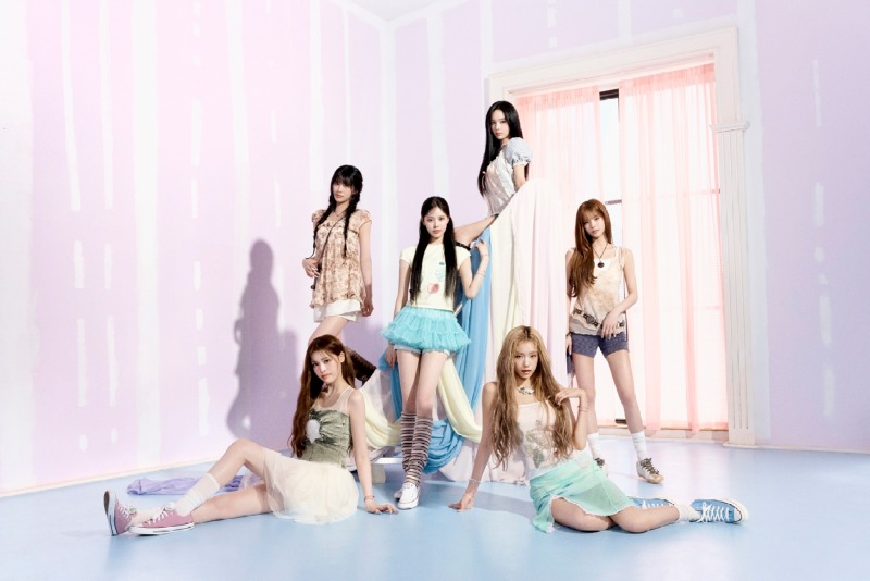 izna_미니 1집 _HANDLE WITH CARE_ 콘셉트 포토_1.jpg