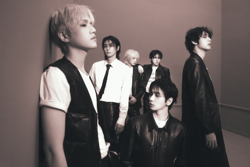 보이넥스트도어 ‘HOME DELUXE’ SPARK ver 단체컷.jpg