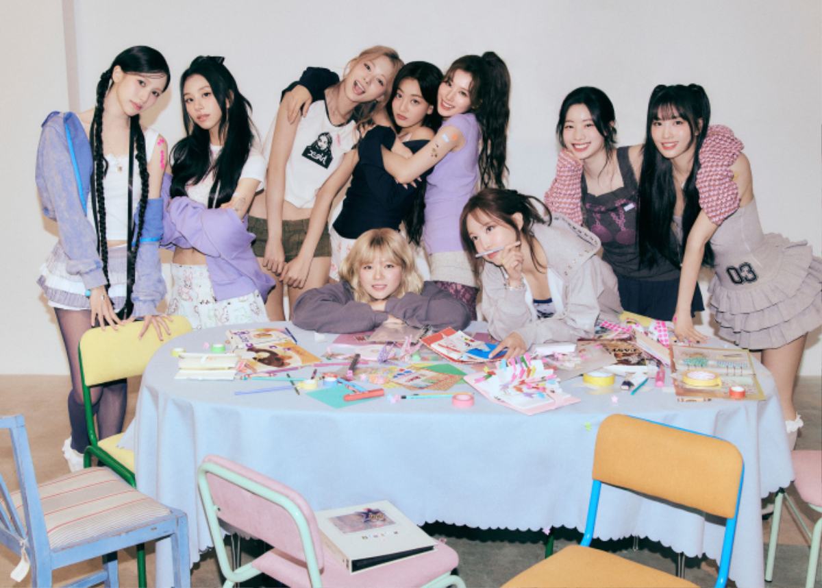 트와이스 미니 14집 STRATEGY_다섯 번째 콘셉트 포토_단체 (1).jpg